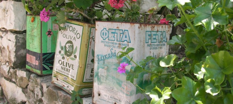 Feta tins with plants by Sean O'Sullivan (CC BY-NC 2.0) https://flic.kr/p/6Vz2W7