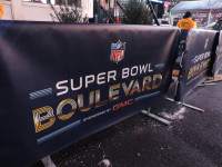 Super Bowl Boulevard by Sean Curry (CC BY-NC-SA 2.0) https://flic.kr/p/jBZNtr