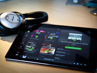 Spotify on iPad air & Bose qc15 by Julien Sabardu (CC BY-NC-ND 2.0) https://flic.kr/p/qY32kW