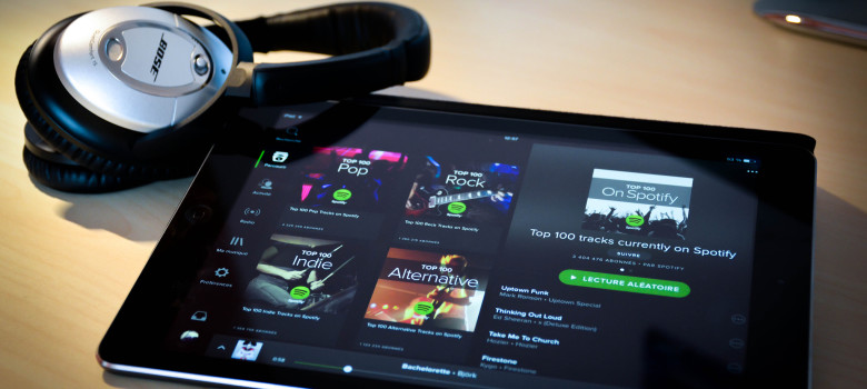 Spotify on iPad air & Bose qc15 by Julien Sabardu (CC BY-NC-ND 2.0) https://flic.kr/p/qY32kW