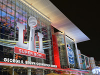 Super Bowl LIVE LI by Texas.713 (CC BY-NC 2.0) https://flic.kr/p/QwnUco