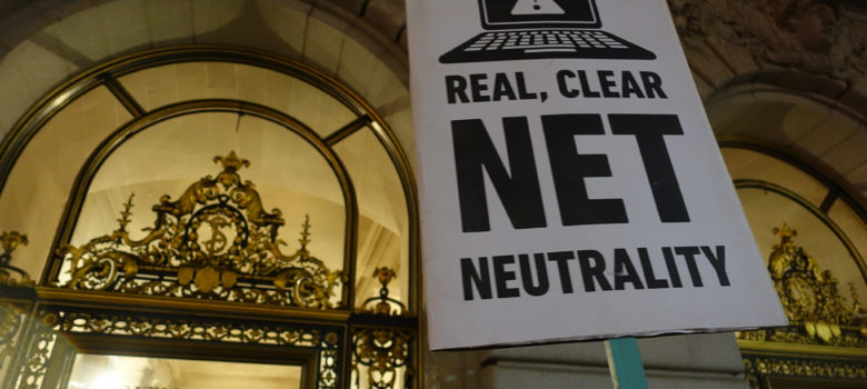 Net Neutrality rally at San Francisco City Hall #BayAreaSpeaks #NetNeutrality #protest by Steve Rhodes https://flic.kr/p/q9ZTkg (CC BY-NC-SA 2.0)