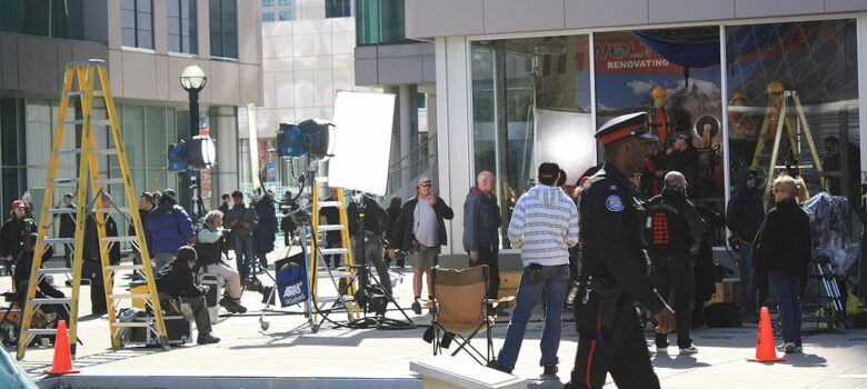 1024px-Saw_VII_filming_Metro_Hall_Toronto by Alan Daly / CC BY (https://creativecommons.org/licenses/by/2.0) https://commons.wikimedia.org/wiki/File:Saw_VII_filming_Metro_Hall_Toronto.jpg