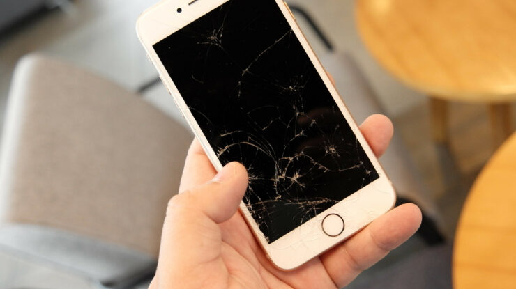 iPhone Display Break Repair by Aaron Yoo (CC BY-ND 2.0) https://www.flickr.com/photos/thebetterday4u/49876425896