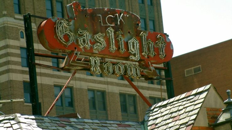 Gaslight by Mickey Champion https://flic.kr/p/yhaMJ (CC BY-NC-ND 2.0)