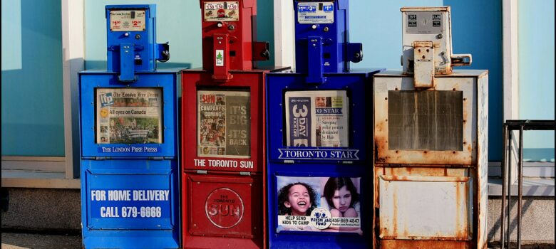 Newspaper Stands by Sue Thompson (CC BY-ND 2.0) https://flic.kr/p/8dwwVa