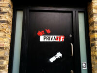 Wat is Privacy graffiti, door, Shoreditch, Hackney, London, UK by Cory Doctorow (CC BY-SA 2.0) https://flic.kr/p/pgokPc
