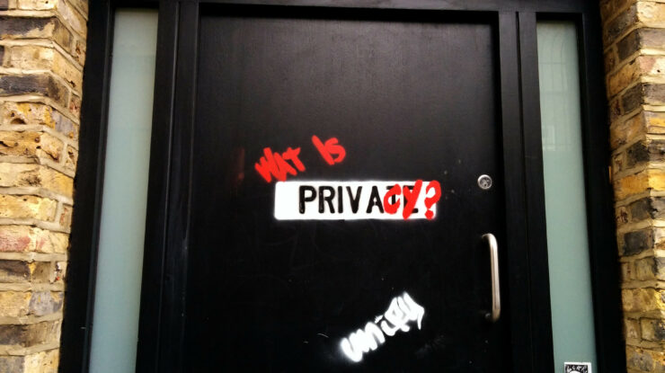 Wat is Privacy graffiti, door, Shoreditch, Hackney, London, UK by Cory Doctorow (CC BY-SA 2.0) https://flic.kr/p/pgokPc