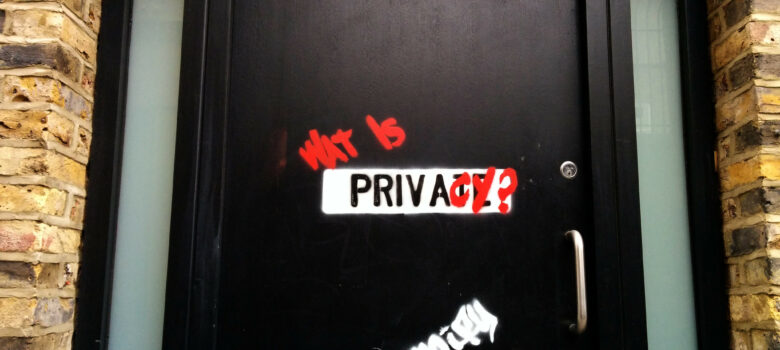 Wat is Privacy graffiti, door, Shoreditch, Hackney, London, UK by Cory Doctorow (CC BY-SA 2.0) https://flic.kr/p/pgokPc