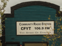 Radio local, Dawson City, Yukón, Canadá, 2017-08-27, DD 64.jpg by Diego Delso, CC BY-SA 4.0 , via Wikimedia Commons