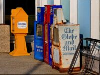 Newspaper Stands by Sue Thompson (CC BY-ND 2.0) https://flic.kr/p/8dzPLs