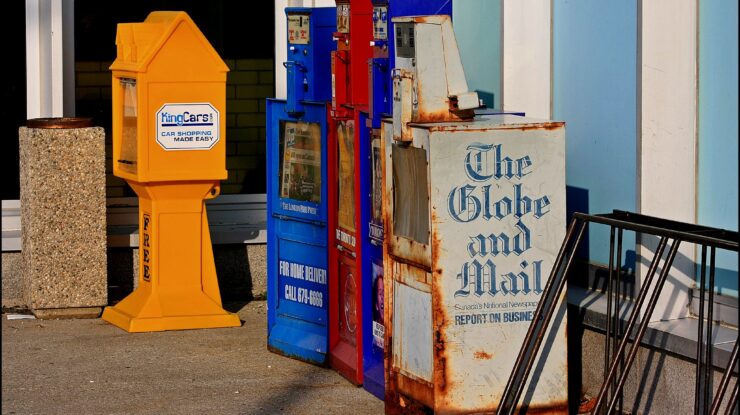 Newspaper Stands by Sue Thompson (CC BY-ND 2.0) https://flic.kr/p/8dzPLs