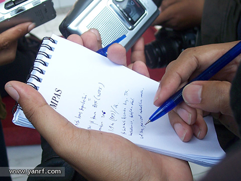Journalists on duty on Yan Arief https://flic.kr/p/39u1L1 (CC BY-SA 2.0)