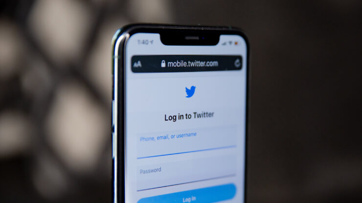 Twitter by Solen Feyissa https://flic.kr/p/2jL9hdX (CC BY-SA 2.0)
