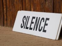 Silence-Schild auf dem Gelände der Communauté de Taizé by Maik Meid CC-BY-SA-3.0 https://commons.wikimedia.org/wiki/File:Taize-Silence.jpg