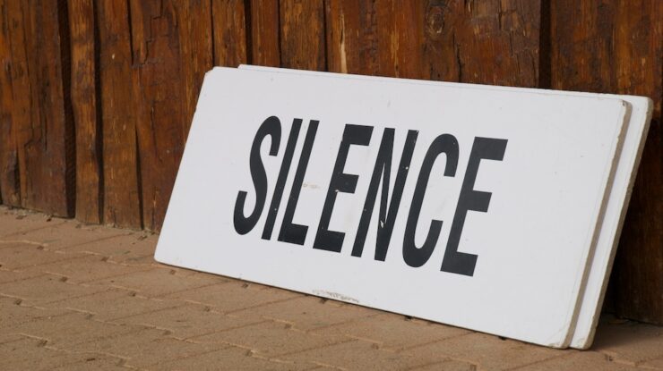 Silence-Schild auf dem Gelände der Communauté de Taizé by Maik Meid CC-BY-SA-3.0 https://commons.wikimedia.org/wiki/File:Taize-Silence.jpg