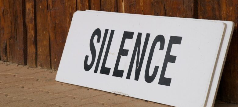 Silence-Schild auf dem Gelände der Communauté de Taizé by Maik Meid CC-BY-SA-3.0 https://commons.wikimedia.org/wiki/File:Taize-Silence.jpg