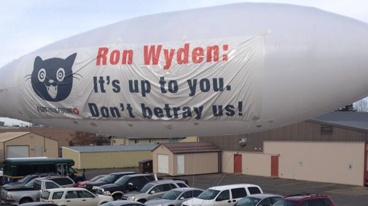 Ron Wyden Blimp lift for Fight for the Future by Backbone Campaign https://flic.kr/p/z6oHUY CC BY 2.0