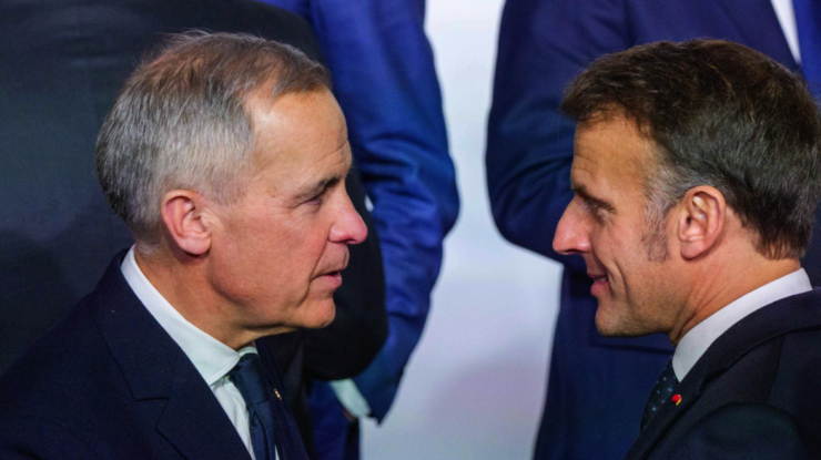 Paris, France, January 6, 2026 - Prime Minister Mark Carney shakes hands with French President Emmanuel Macron as leaders of the Coalition of the Willing gather at the Élysée Palace ahead of a family photo.
Photo: Lars Hagberg https://www.pm.gc.ca/sites/pm/files/2026-02/2026-01-06-8-LH-Paris-21-FR.jpg