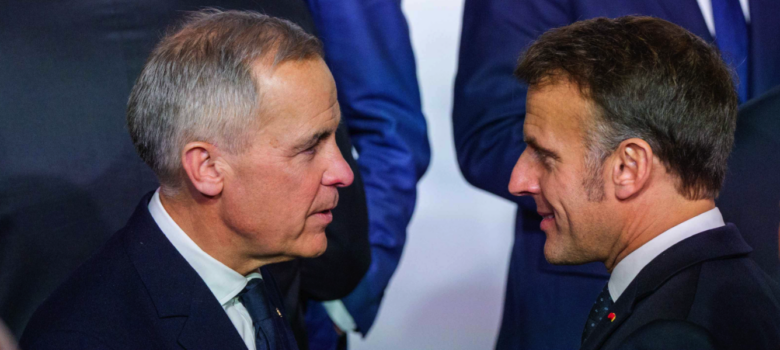 Paris, France, January 6, 2026 - Prime Minister Mark Carney shakes hands with French President Emmanuel Macron as leaders of the Coalition of the Willing gather at the Élysée Palace ahead of a family photo.
Photo: Lars Hagberg https://www.pm.gc.ca/sites/pm/files/2026-02/2026-01-06-8-LH-Paris-21-FR.jpg
